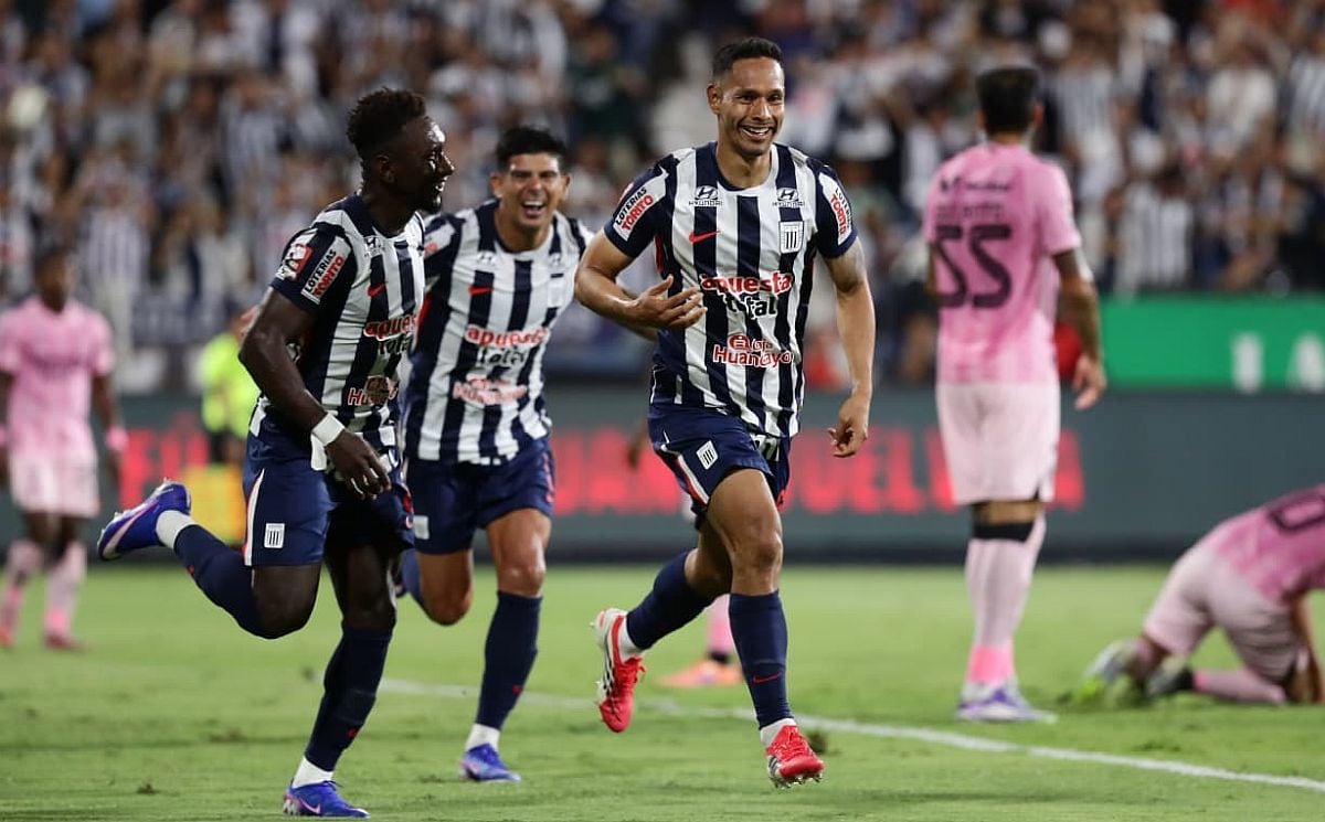 Imagen de la celebración del gol del 1-0 anotado por Renzo Garcés | Foto: Jesús Saucedo / @photo.gec