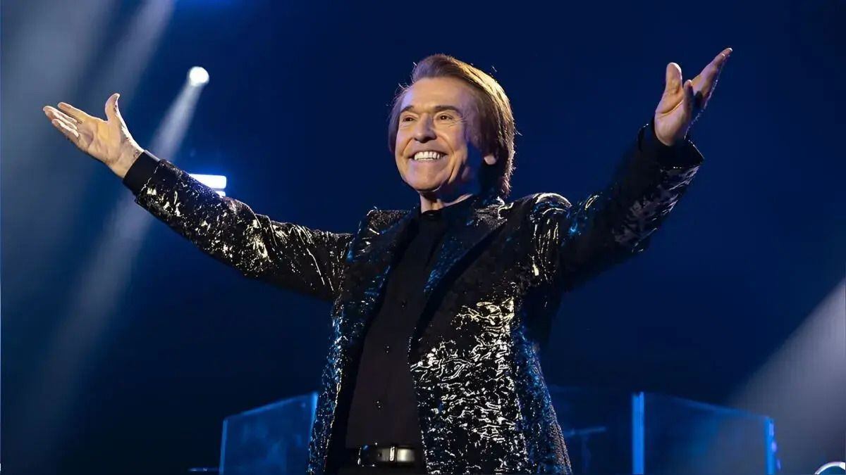 Como antesala a la gran gala de mañana, Raphael fue homenajeado como Persona del Año 2025 por la Academia Latina de la Grabación. El legendario artista español recibió el reconocimiento por su trayectoria y su aporte invaluable a la música en español.