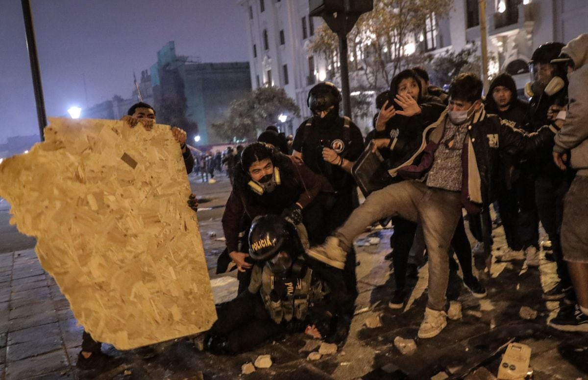 Momentos de violencia extrema se vivieron en la noche del miércoles durante la movilización por el Cercado de Lima | Foto: Joel Alonzo / @photo.gec