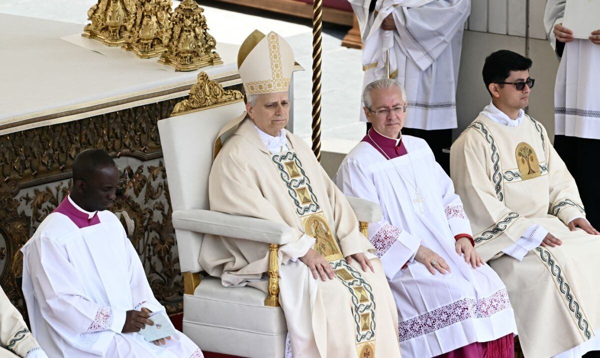 El papa León XIV oficia la Santa Misa de inicio de su pontificado en la Plaza de San Pedro del Vaticano, el 18 de mayo de 2025 | Foto: Filippo MONTEFORTE / AFP