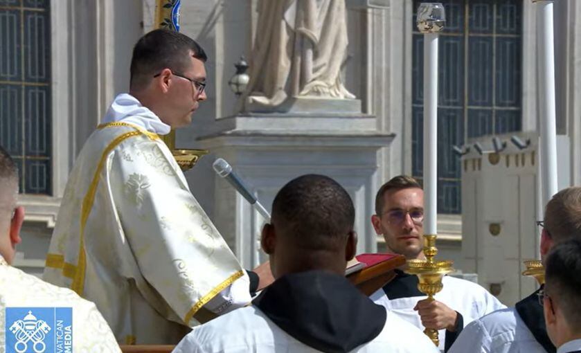 Se da inicio a la lectura del Santo Evangelio según San Juan