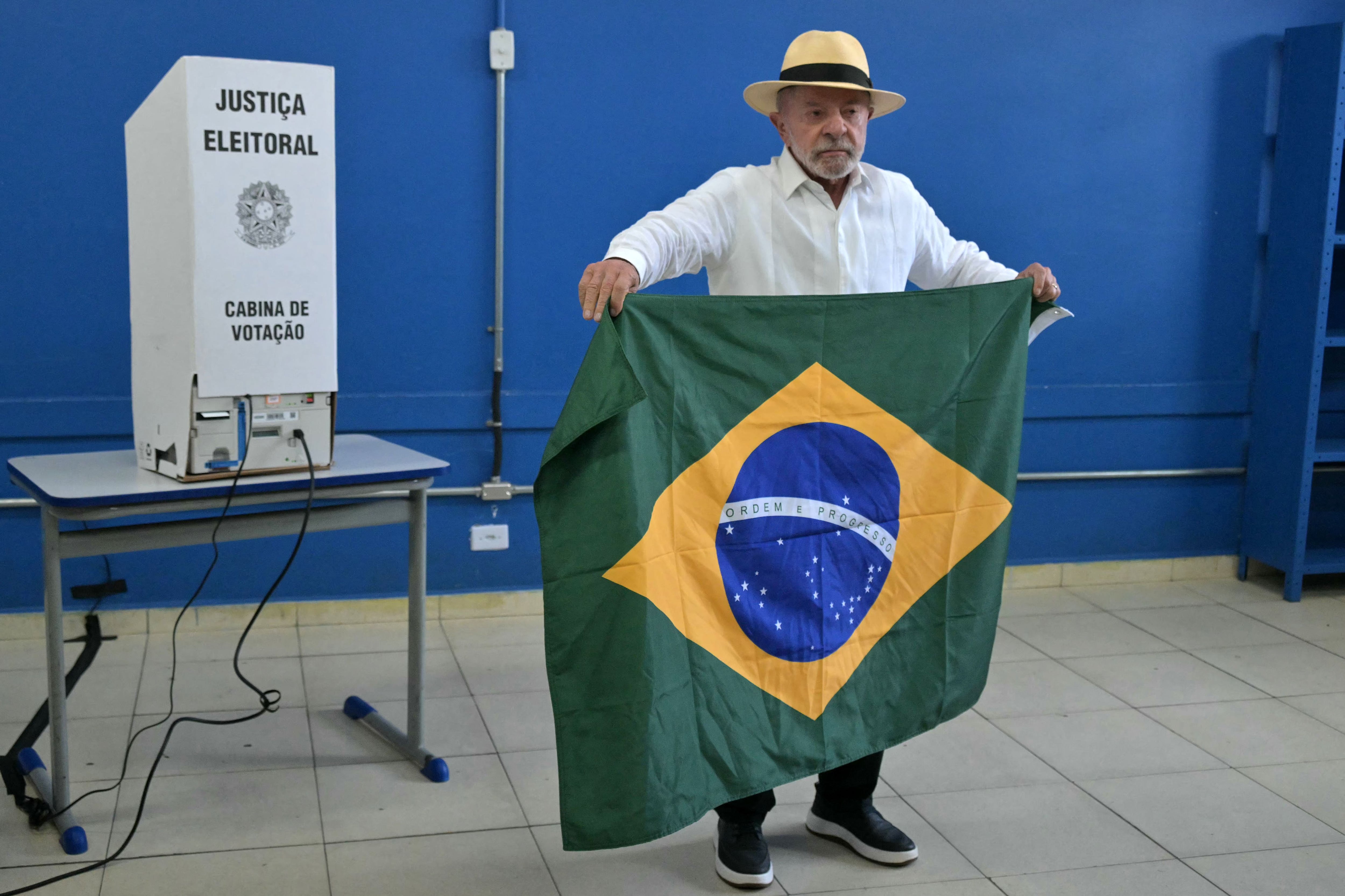 “Los electores deberán elegir entre fortalecer el régimen democrático y la barbarie, entre el positivismo y el negacionismo”, dijo Lula, que busca un cuarto mandato, al votar en Sao Bernardo do Campo, en el estado de Sao Paulo.