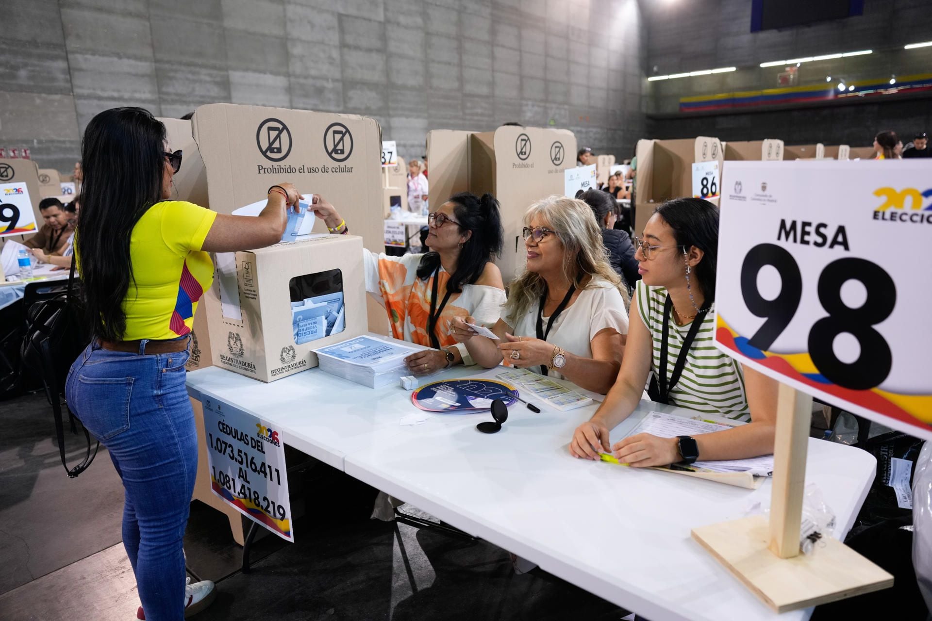 Con camisetas de la selección cafetera, sombreros 'vueltiaos' y banderas, miles de colombianos acudieron este domingo a los puestos de votación para las elecciones presidenciales habilitados en España , donde la afluencia ha sido superior a la de otros años. Las votaciones en España comenzaron el lunes y se han desarrollado con normalidad.