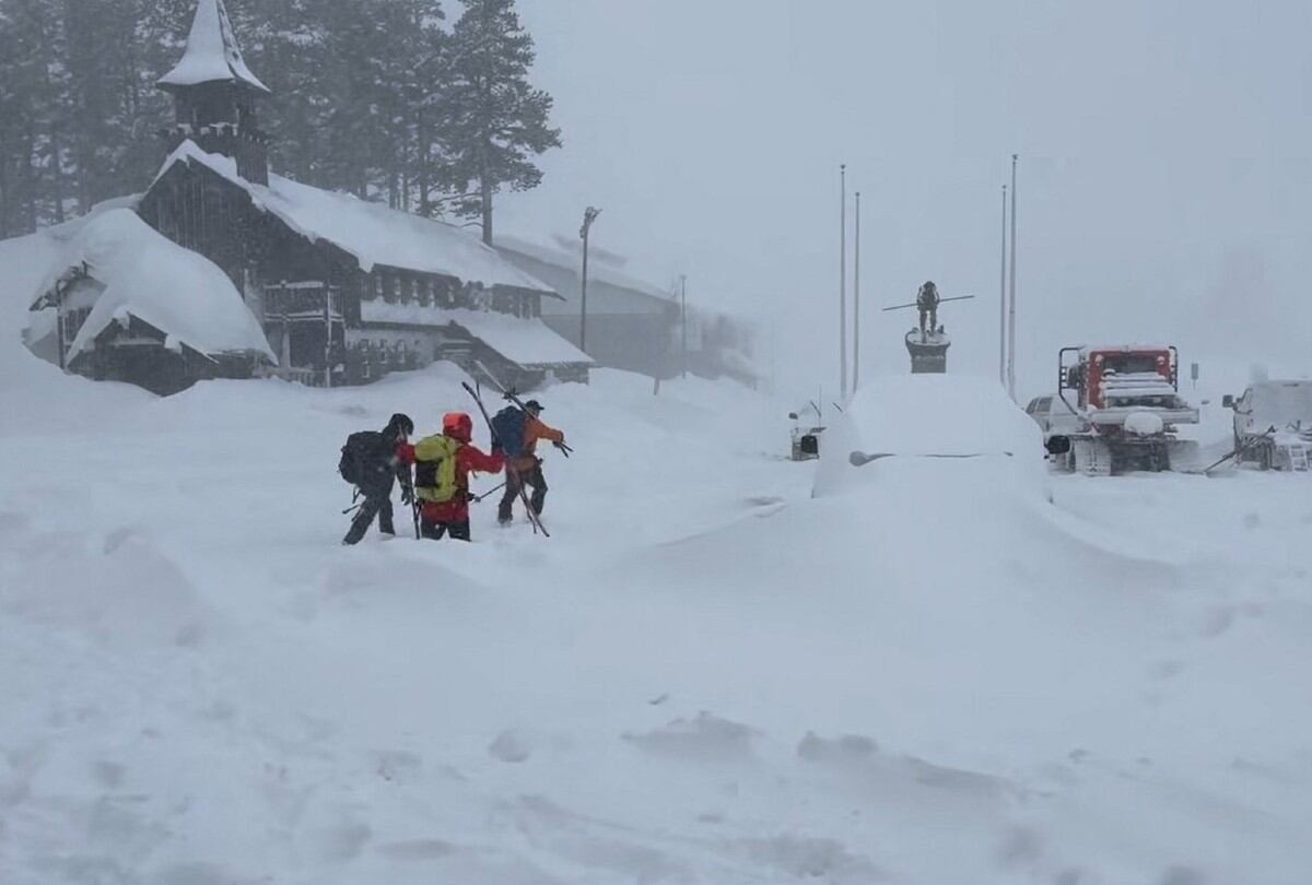 Un equipo de rescate en esquís avanza hacia la zona de la avalancha en Castle Peak, California, mientras buscaban a diez esquiadores atrapados tras la tormenta. | Crédito: HANDOUT / Nevada County Sheriff's Office / AFP