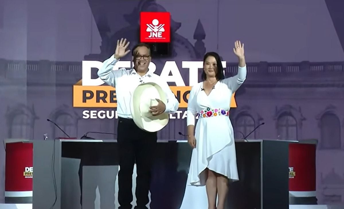 Los candidatos Keiko Fujimori y Roberto Sánchez se saludan antes de entrar al escenario principal del debate. Luego, los candidatos posan juntos para la foto oficial.
