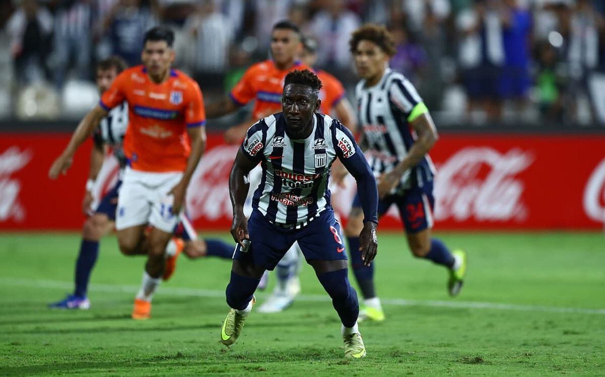 Castillo tuvo en sus pies el primer gol del partido, pero su disparo de penal fue atajado por el portero rival | Foto: Giancarlo Ávila/@photo.gec