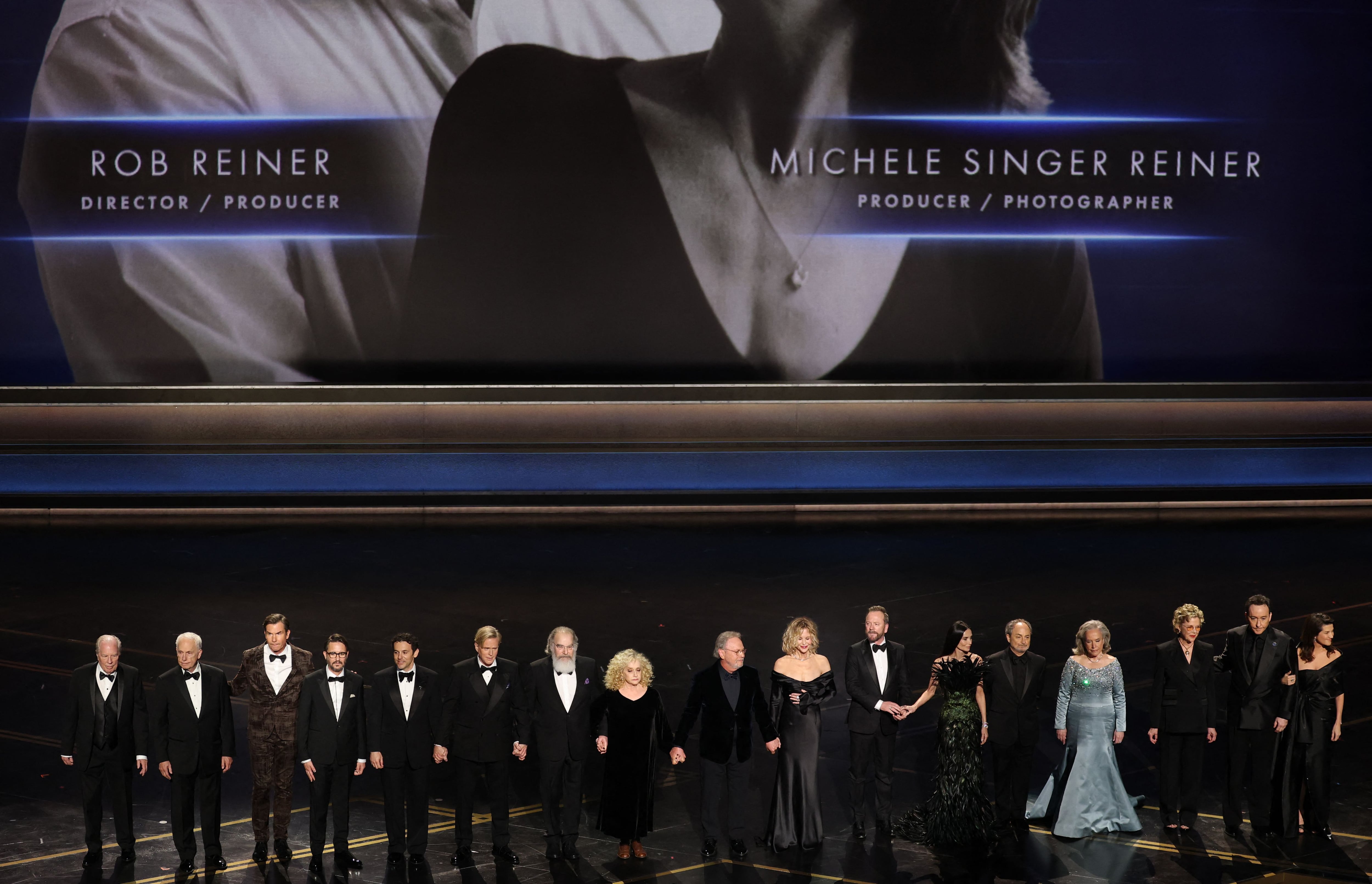 El comediante Billy Crystal ofreció un emotivo homenaje a su amigo, el director Rob Reiner, fallecido en diciembre junto a su esposa Michele Singer Reiner. El tributo culminó con la aparición en el escenario de actores que participaron en películas dirigidas por Reiner.