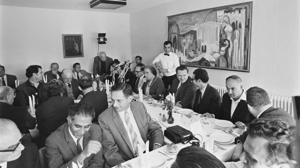 Meir fue casi siempre la única mujer en las salas del poder. (GETTY IMAGES).