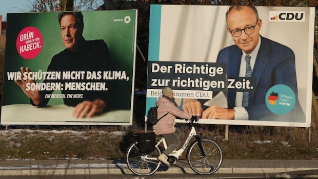 El democristiano Friedrich Merz, a la derecha, aparece como el candidato más votado en las encuestas. A la izquierda Robert Habeck, candidato del Partido Verde. (Getty Images).
