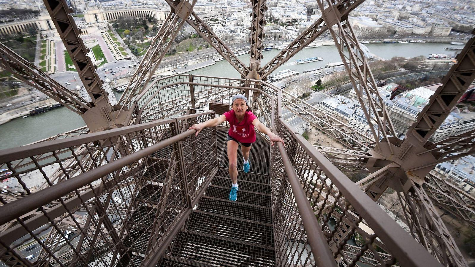 La Torre Eiffel de París tiene 1.665 escalones desde el suelo hasta la cima, aunque solo 674 de ellos están abiertos al público.