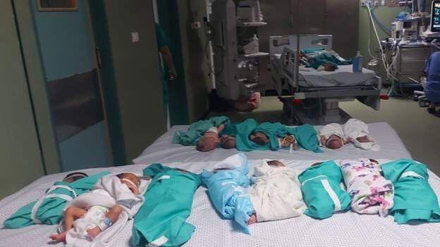 Los bebés recién nacidos se han trasladado a un quirófano del hospital.