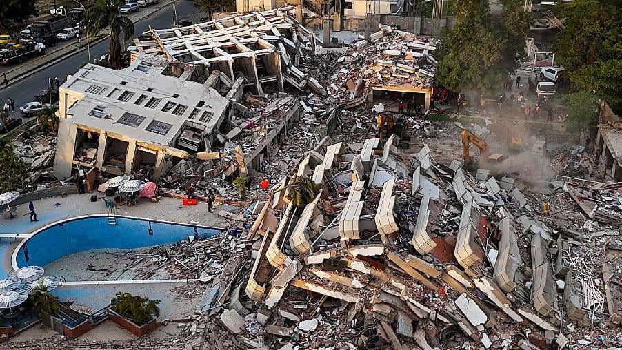 Las estimaciones apuntan a que miles de personas podrían estar sepultadas bajo los escombros. (AFP via Getty Images).