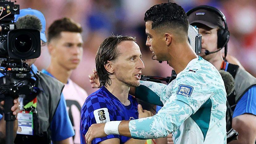 Luka Modric es abrazado por Cristiano Ronaldo tras terminar el partido.