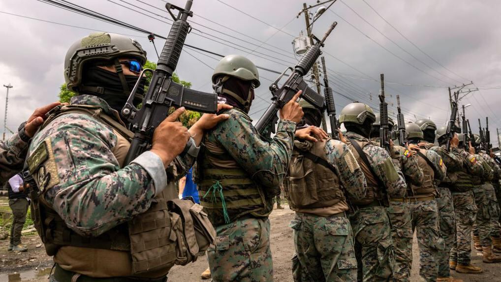 La consulta popular busca que se permita el apoyo complementario de los militares a las policías sin la necesidad de decretar estados de excepción. (GETTY IMAGES).