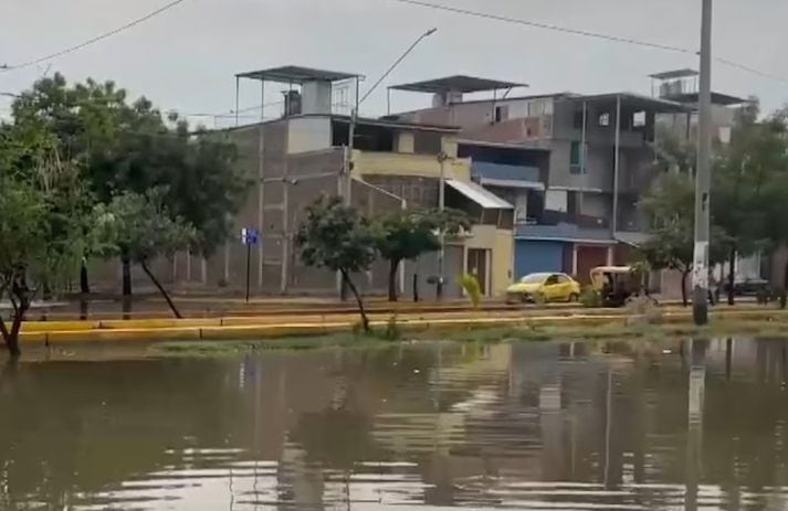 Medios indicaron que la fuerte precipitación también causó el desborde del río Piura en la provincia de Morropón, producto de ello, los caseríos de El Ingenio, La Maravilla, Pampa Flores y La Herrada quedaron aislados. Se espera la respuesta de las autoridades.