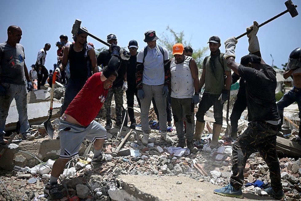 Voluntarios golpean restos de concreto con mazos de hierro buscando sobrevivientes bajo los escombros. (Getty Images).