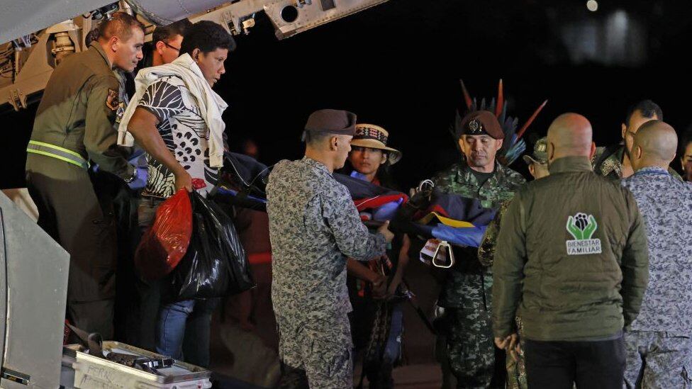 Los menores presentaban signos de desnutrición. Fueron trasladados a un hospital para recibir tratamiento médico. (Reuters).