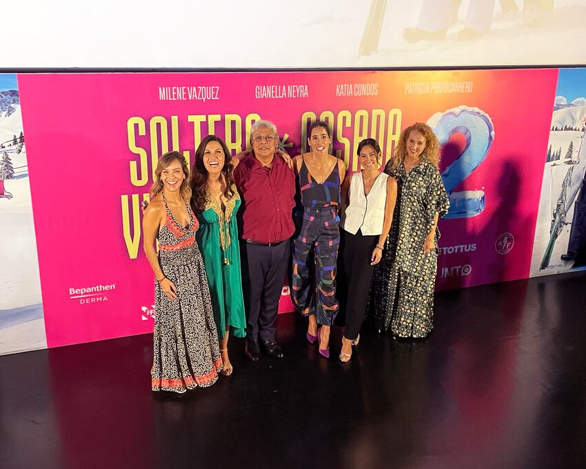 Milene Vazquez, Patricia Portocarrero, Gustavo Sánchez, Gianella Neyra, Ani Alva Helfer y Katia Condos posan en el avant premiere de "Soltera, Casada, Viuda, Divorciada 2".