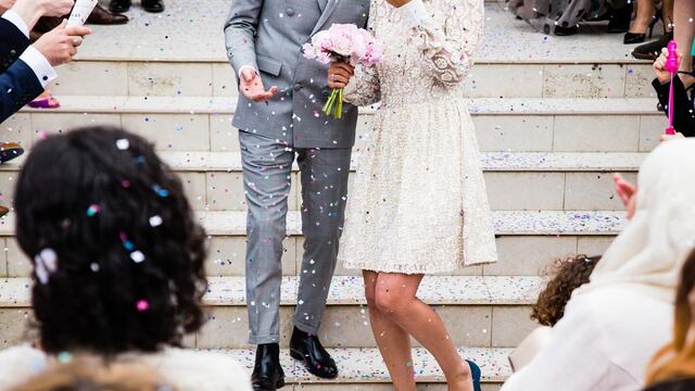 Novios le piden a sus invitados que paguen la comida en su boda, causando un fuerte debate