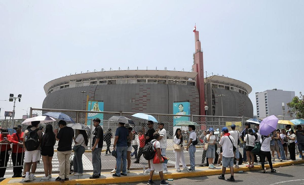 Largas filas de fans en los exteriores del Estadio Nacional donde se realizará en la noche el concierto de Bad Bunny | Foto: El Comercio