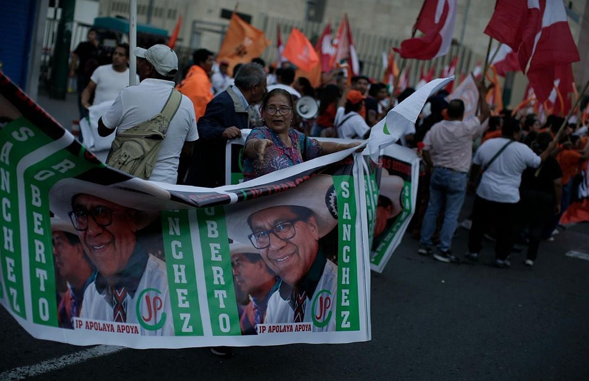 Simpatizantes de Juntos por el Perú en los exteriores del Centro de Convenciones de Lima a falta de una hora para el inicio del debate presidencial con miras a la segunda vuelta | Foto: Julio Reaño /@photo.gec