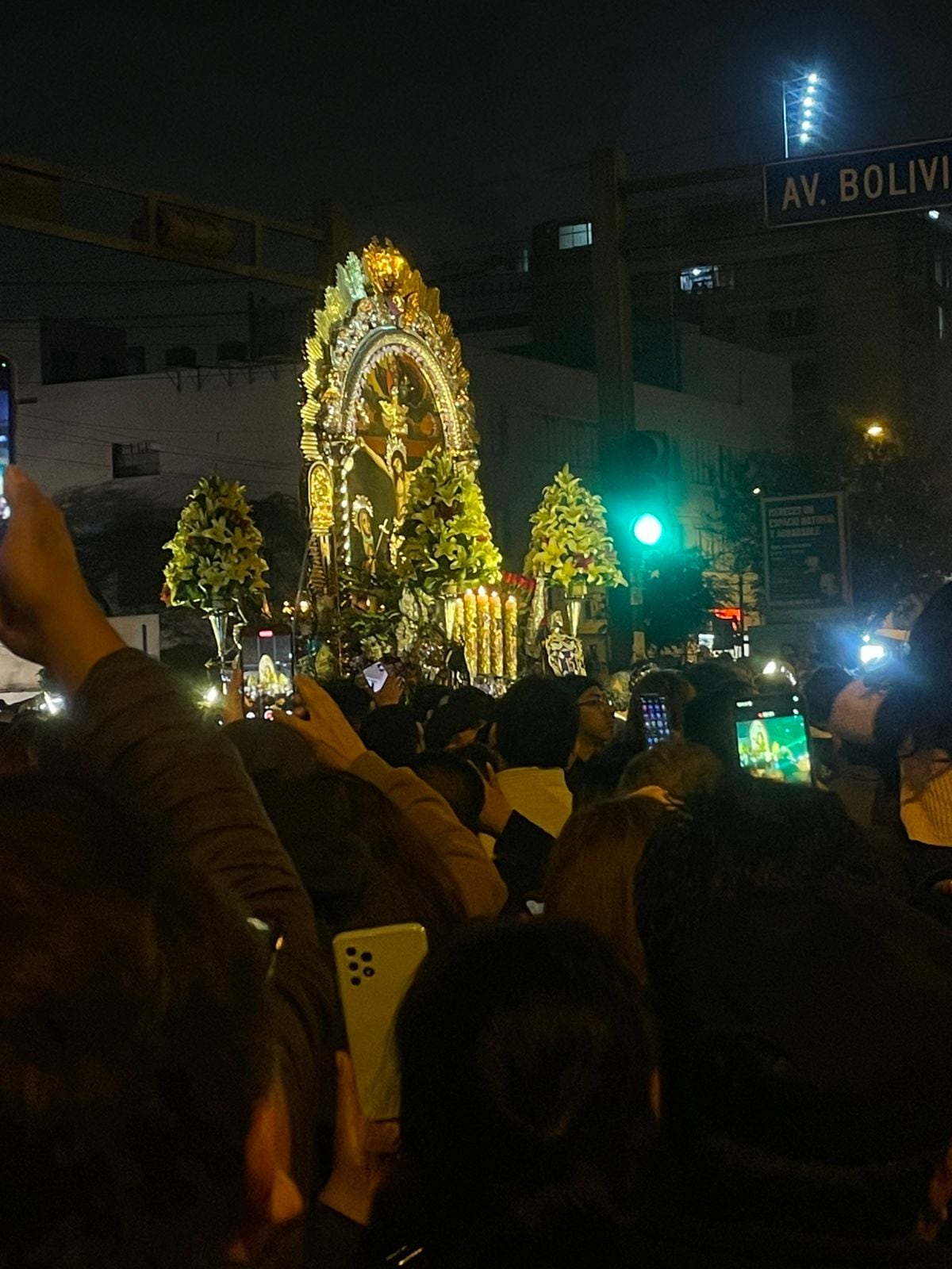 Ya entrada la noche, la imagen del Señor de Los Milagros sigue su quinto recorrido del año por el trazo de la avenida Bolivia en compañía de los fieles hacía a la avenida Garcilaso de la Vega.