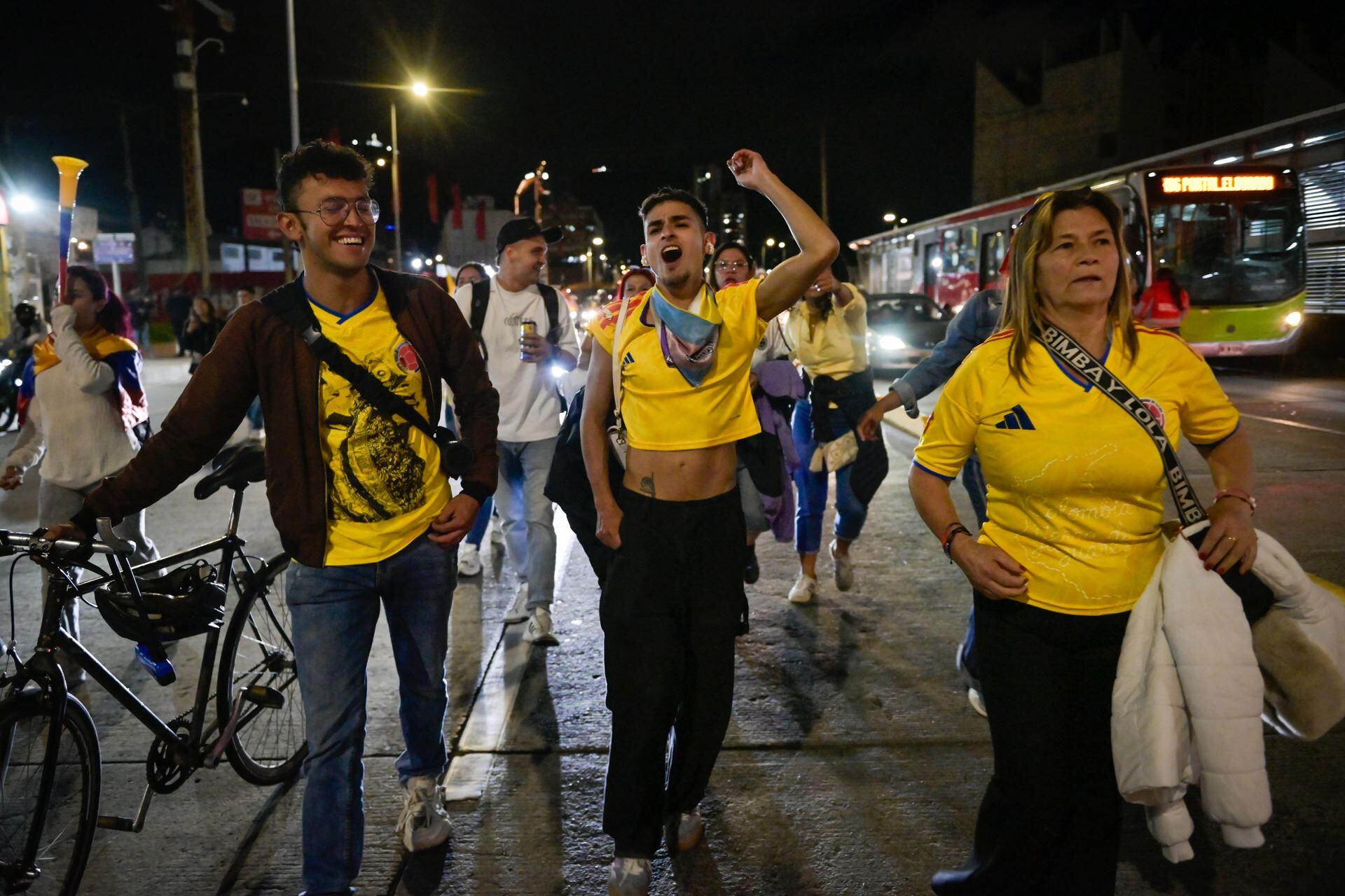 Centenares de simpatizantes del candidato de izquierda Iván Cepeda , del Pacto Histórico, se mantienen en vigilia este domingo en el recinto ferial Corferias , en Bogotá, para supervisar el escrutinio de votos de la segunda vuelta presidencial de Colombia.