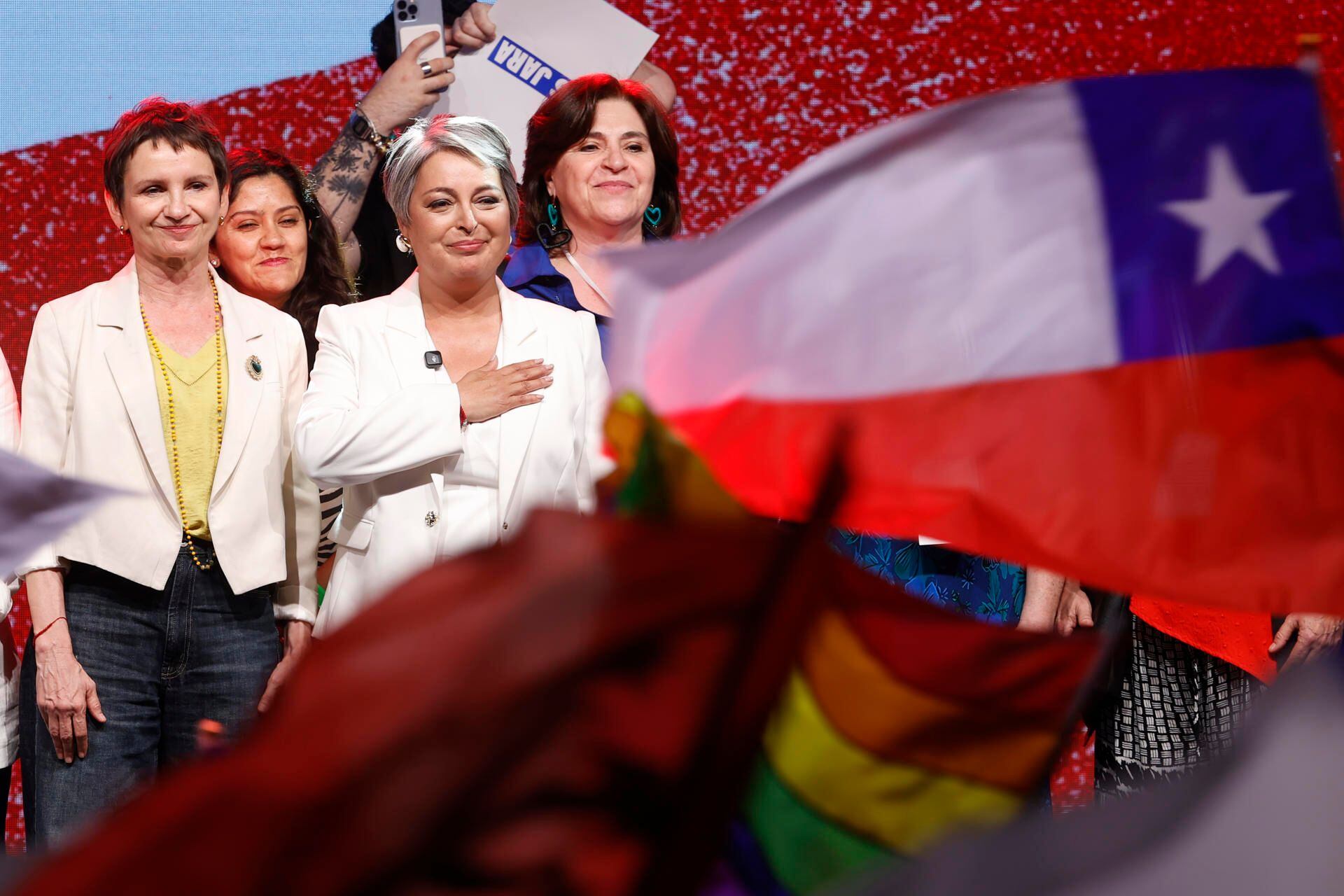 Jeannette Jara dijo que Chile es un país con mucho futuro y esperanza y pidió cuidar la democracia para no ponerla en riesgo de cara a la segunda vuelta del 14 de diciembre ante José Antonio Kast.