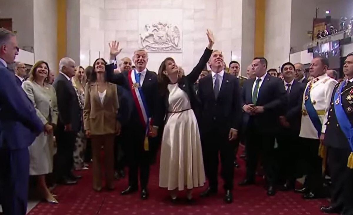 Kast y su esposa, María Pía Adriasola, flamante primera dama de Chile, se despiden a su salida del Congreso,