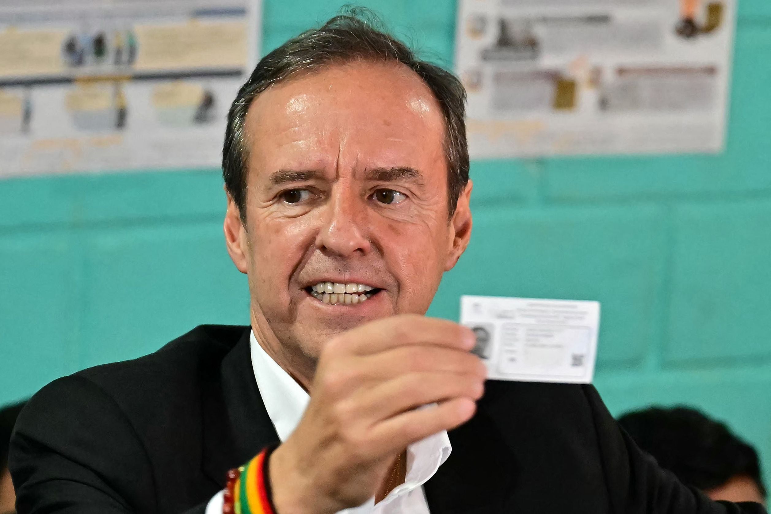 Jorge Quiroga prometió un cambio con esperanza en Bolivia con la próxima culminación de un periodo de 20 años de gobiernos de izquierda. Tenemos que abrir un futuro diferente, dijo el candidato, rodeado de sus partidarios, al salir de su centro de sufragio en la zona sur de La Paz.