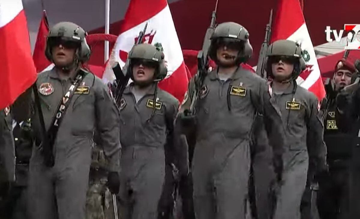 Pasa el bosque de banderas de la PNP, representado por agentes que integran diferentes unidades de la institución | Captura TV Perú