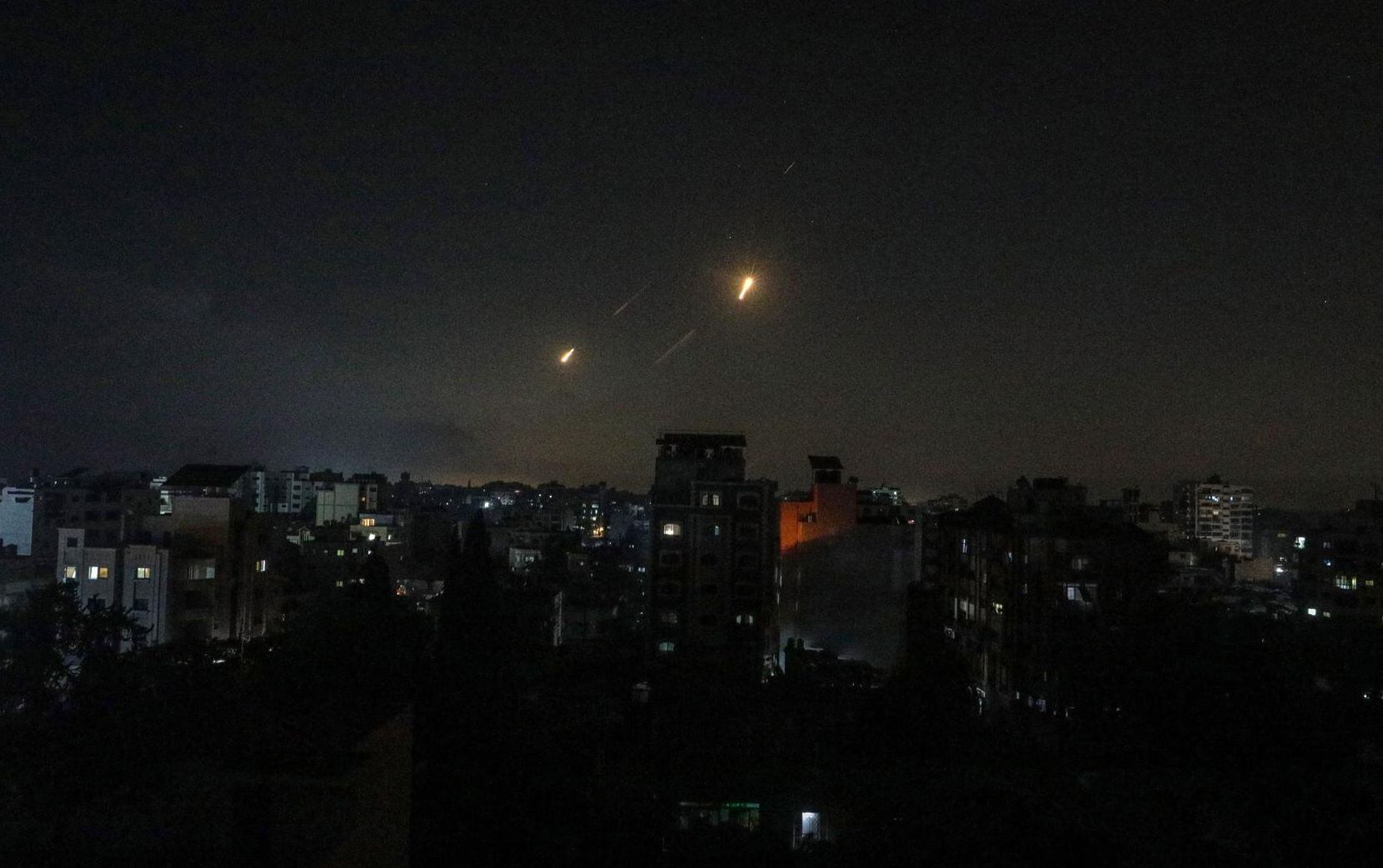 Misiles iraníes atraviesan el espacio aéreo de la Franja de Gaza antes de impactar objetivos dentro de Israel, 13 de junio de 2025. El ejército israelí ha identificado misiles lanzados desde Irán hacia territorio israelí en represalia tras los ataques aéreos nocturnos contra objetivos iraníes | Foto: EFE/EPA/MOHAMMED SABER