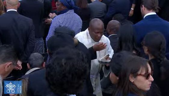 Se procede a entregar la santa comunión a los presentes en la misa.