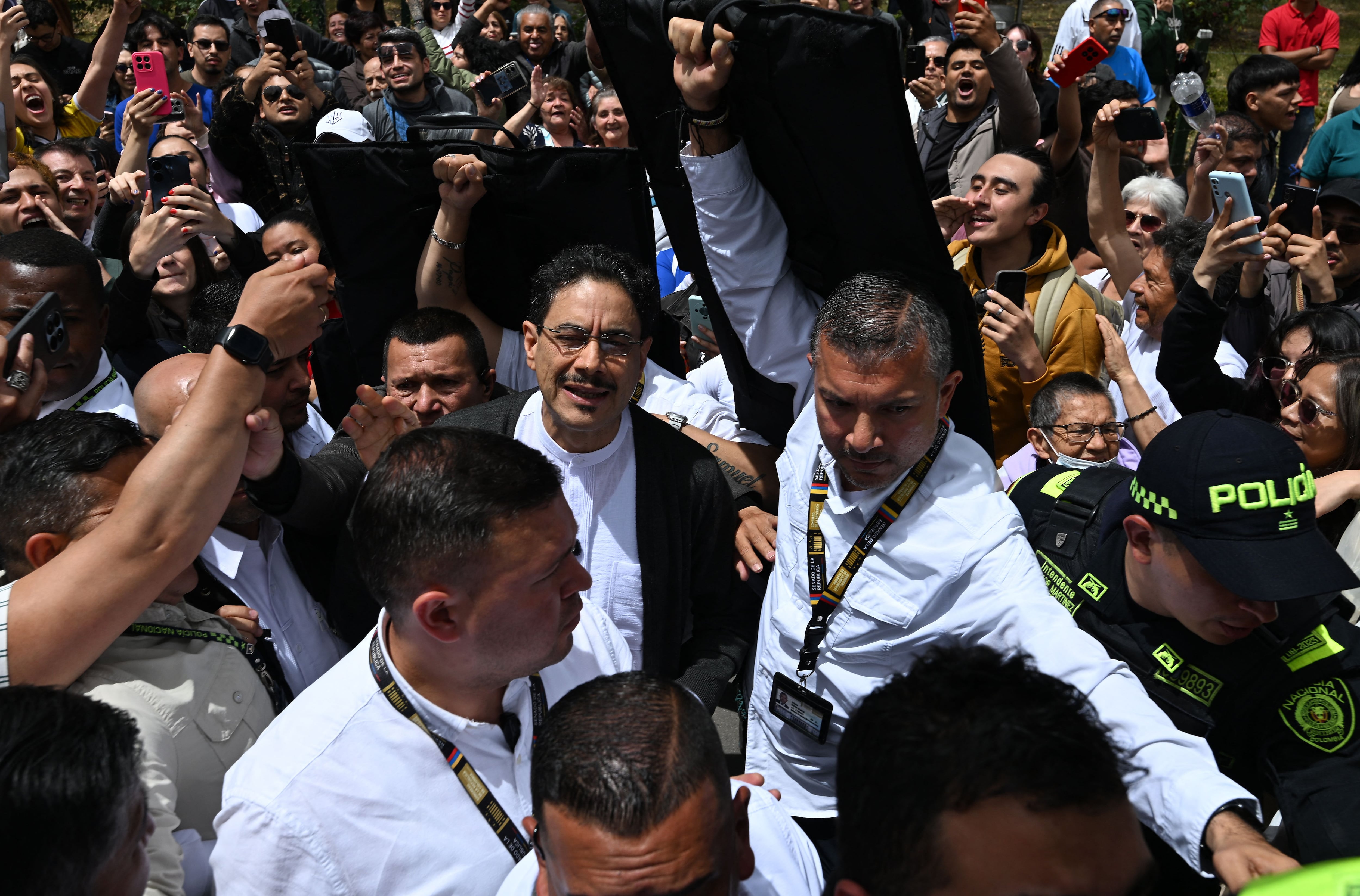 El candidato izquierdista Iván Cepeda, favorito en las encuestas, votó este domingo en Bogotá en las elecciones presidenciales colombianas, en las que espera ganar en primera vuelta para mantener el proyecto progresista del actual mandatario, Gustavo Petro.