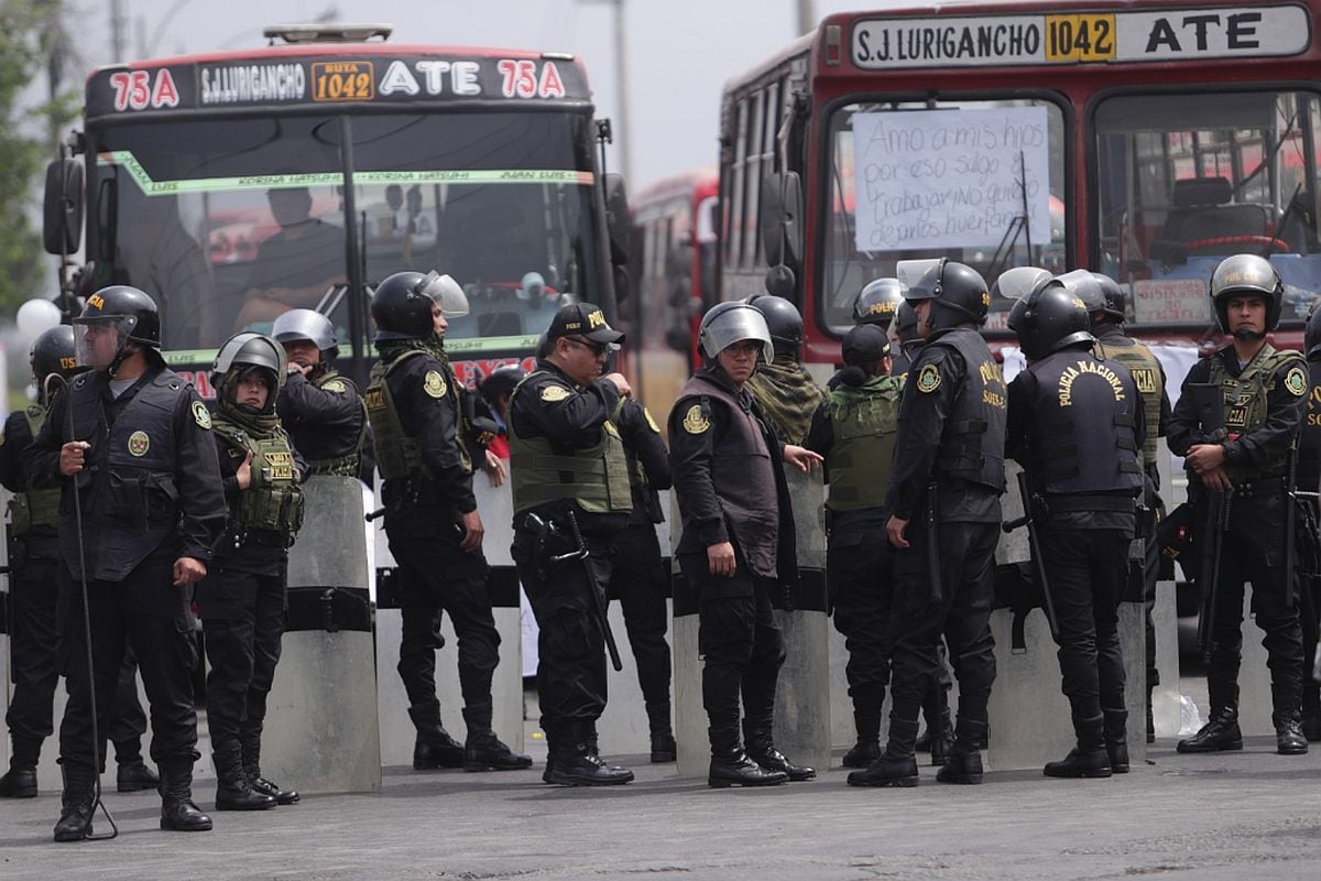 Agentes de la Policía bloquean el paso de una caravana de buses en dirección a Acho | Foto: Julio Reaño/@photo.gec