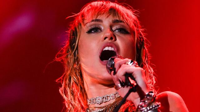 Miley Cyrus lanzó su álbum “Plastic Hearts” en el que rinde tributo a una época pasada