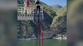 Un hombre que hacía Bungee Jumping saltó de un puente y se le cortó la soga | VIDEO