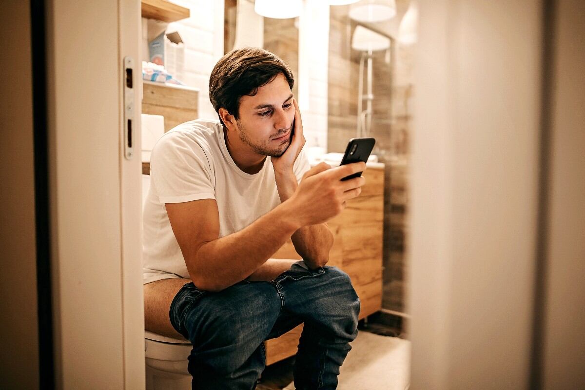 Tu teléfono puede contaminarse con bacterias si no bajas la tapa del inodoro al tirar de la cadena. (Foto referencial: StefaNikolic / iStock)