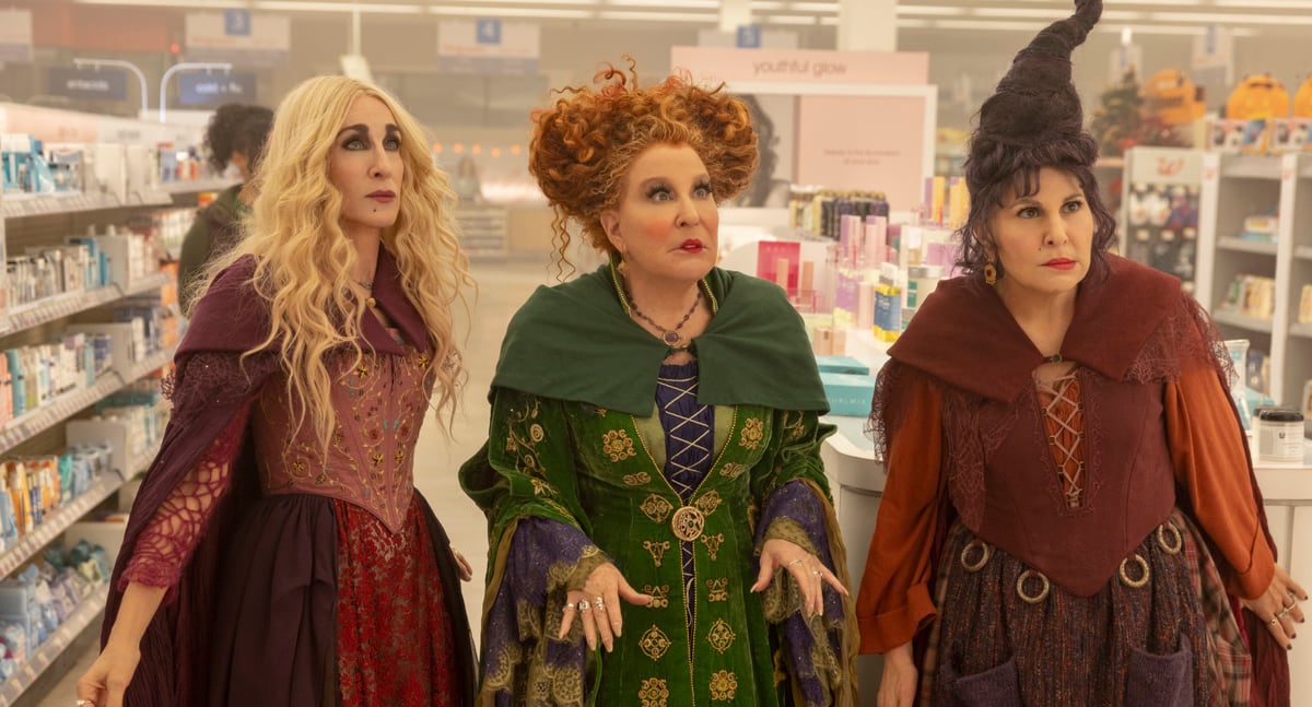 Winnie Sanderson, la líder de su pequeño aquelarre, junto a sus hermanas en "Hocus Pocus 2" (Foto: Disney Plus)