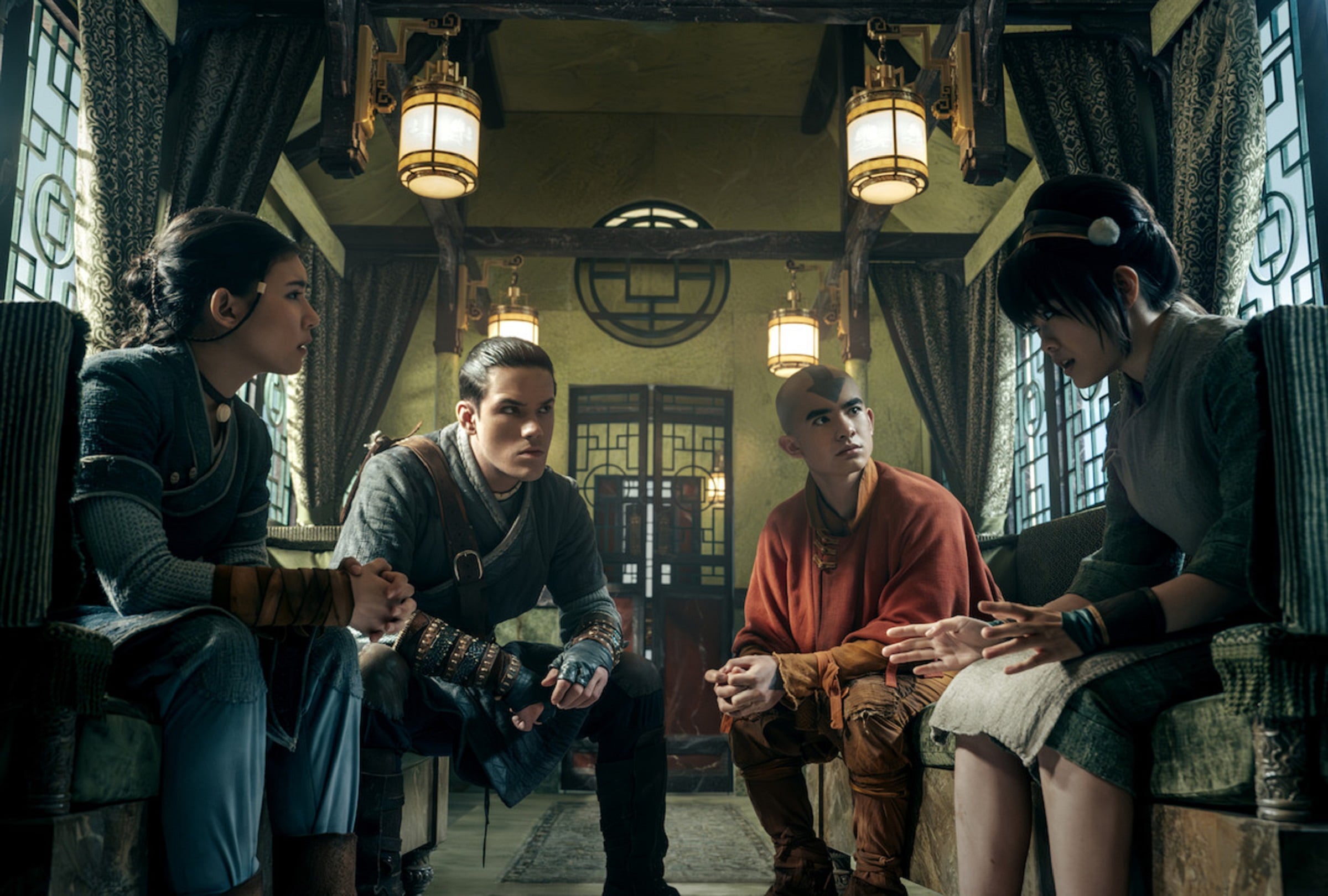 Katara (Kiawentiio), Sokka (Ian Ousley), Aang (Gordon Cormier) y Toph (Miyako) en una escena de la segunda temporada de