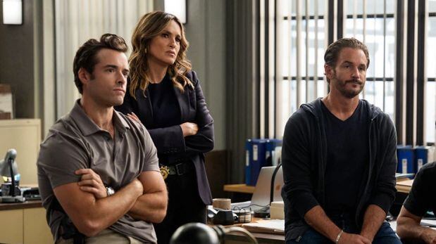 Mariska Hargitay y los detectives Bruno (derecha) y Jake (izquierda) que la acompañan en el show "La ley y el orden. SVU".