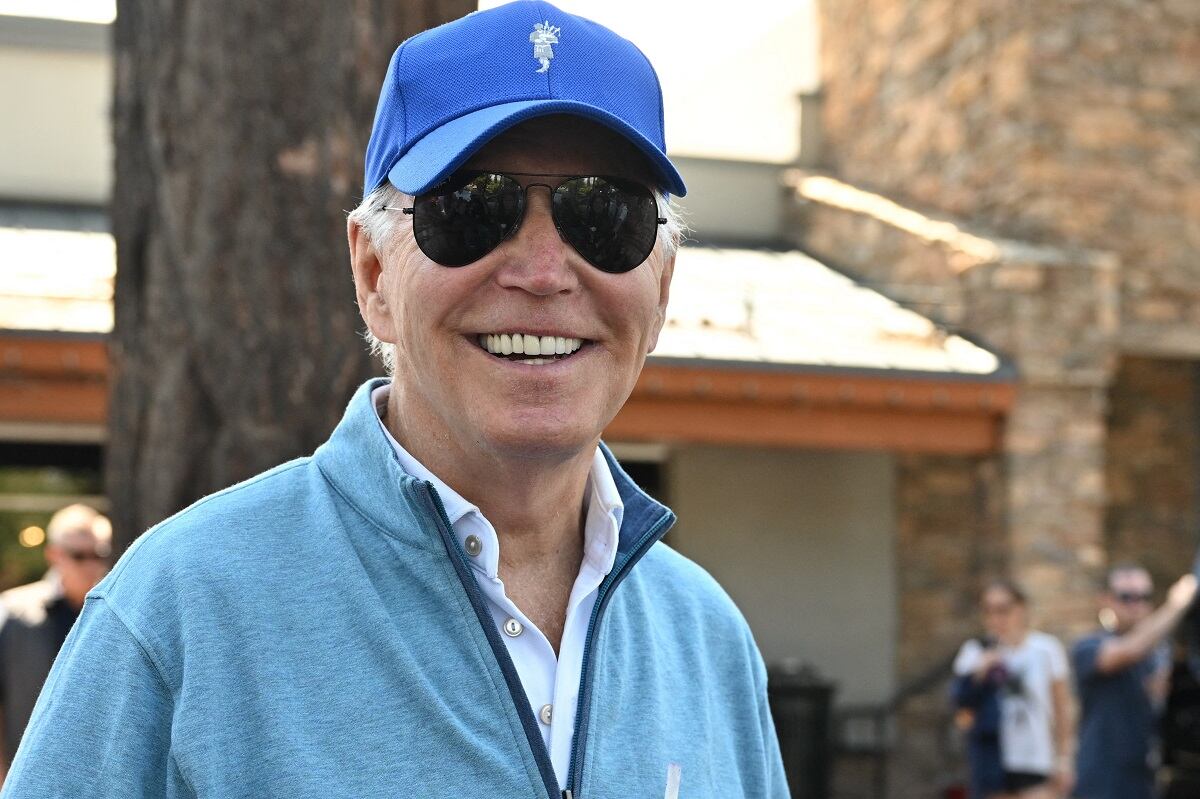 El presidente de Estados Unidos, Joe Biden, habla con la prensa después de ejercitarse junto a la primera dama Jill Biden y miembros de su familia en South Lake Tahoe, California, el 23 de agosto de 2023. (Foto de Mandel NGAN / AFP)