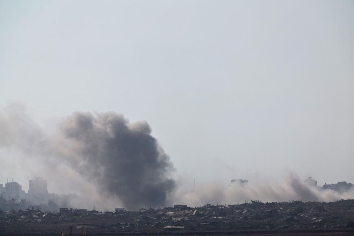 El humo se eleva como consecuencia de una explosión en la parte norte de la Franja de Gaza, vista desde el lado israelí de la frontera con Gaza, en el sur de Israel, el 7 de agosto de 2025. Foto: EFE/EPA/ATEF SAFADI