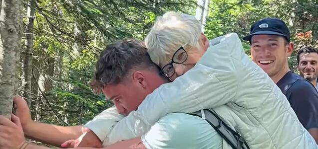 Héroe sin capa: vio que una anciana se rompió la pierna en una montaña y la cargó durante 3 horas