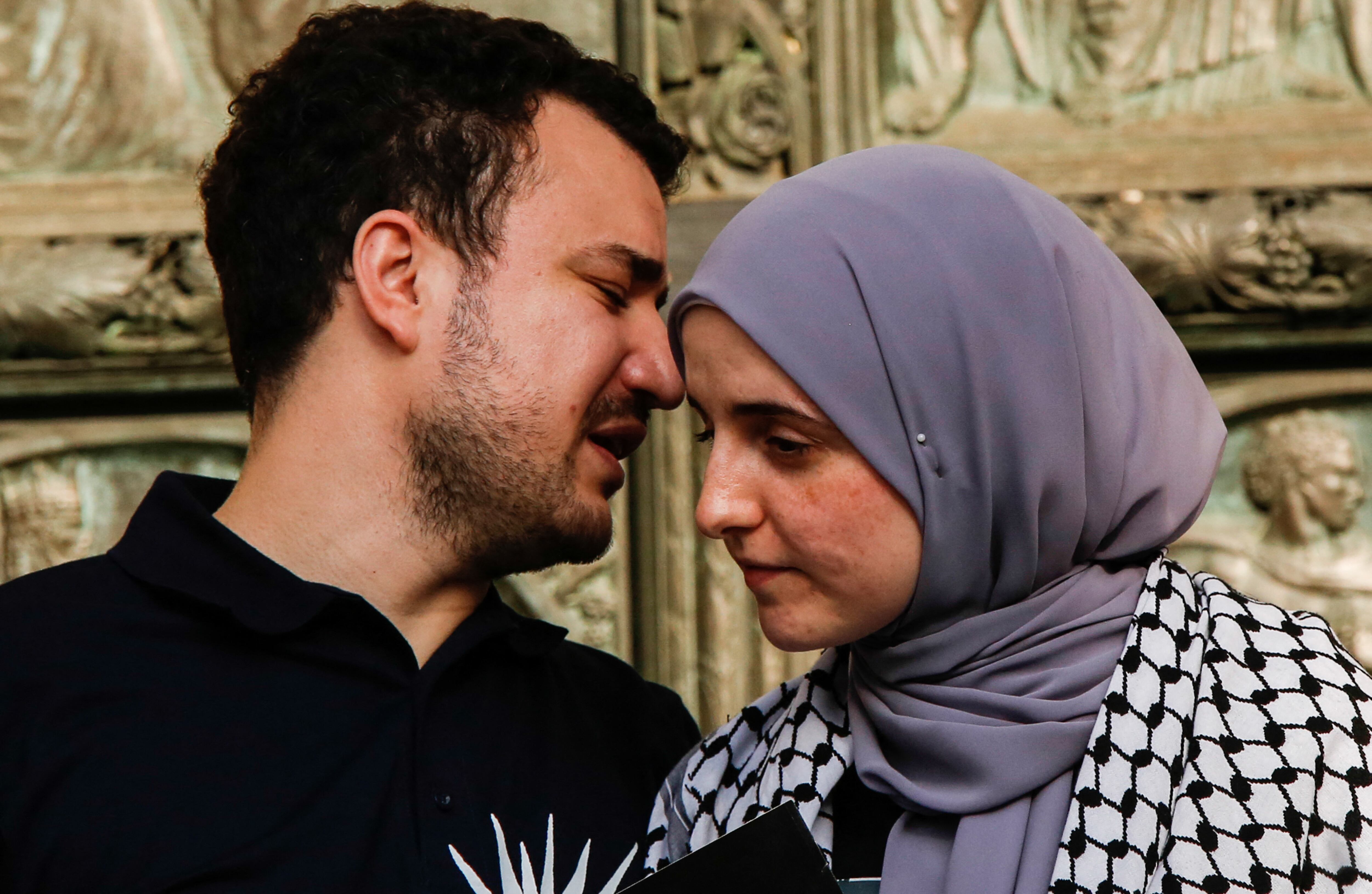 Mahmoud Khalil hablando con su esposa Noor Abdalla (Foto: AFP)