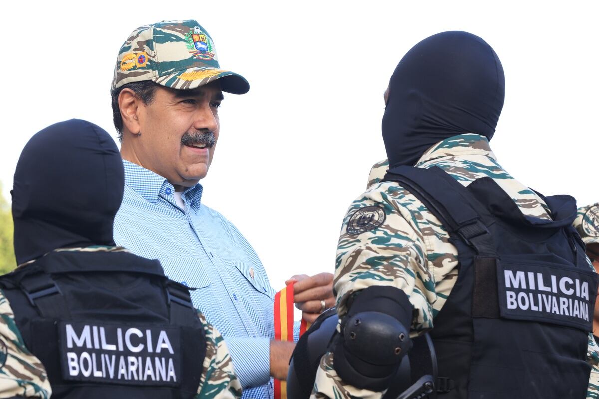 El líder chavista, Nicolás Maduro, saludando a miembros de la Milicia Bolivariana, en Caracas, Venezuela, el 21 de agosto de 2025. (Foto del Palacio de Miraflores / EFE)