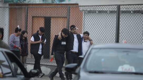 Personas saliendo de evento en Villa El Salvador (fotos: Joel Alonzo).
