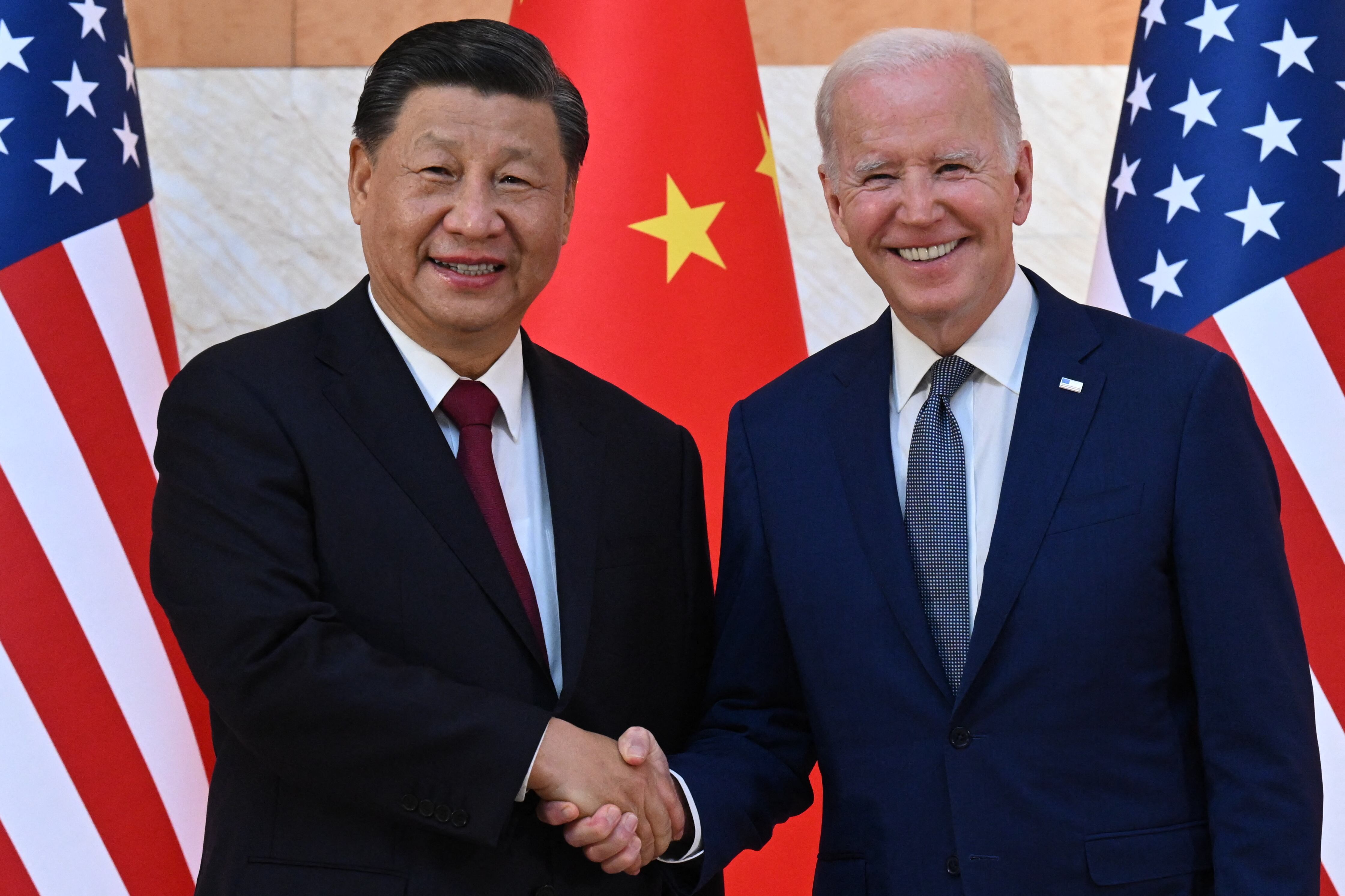 El presidente estadounidense Joe Biden (derecha) y el presidente chino Xi Jinping (izq.). (Foto de SAUL LOEB / AFP )