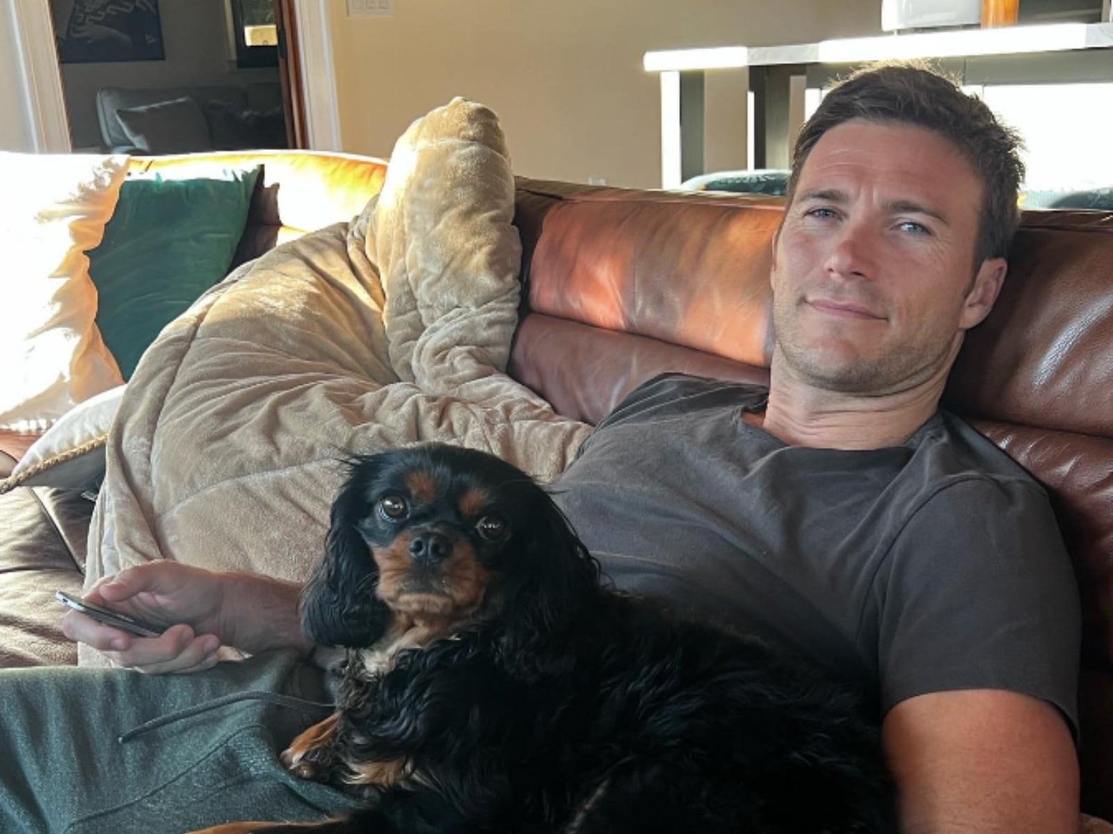 Scott Eastwood posa con una de sus mascotas en la comodidad de su hogar (Foto: Scott Eastwood / Instagram)