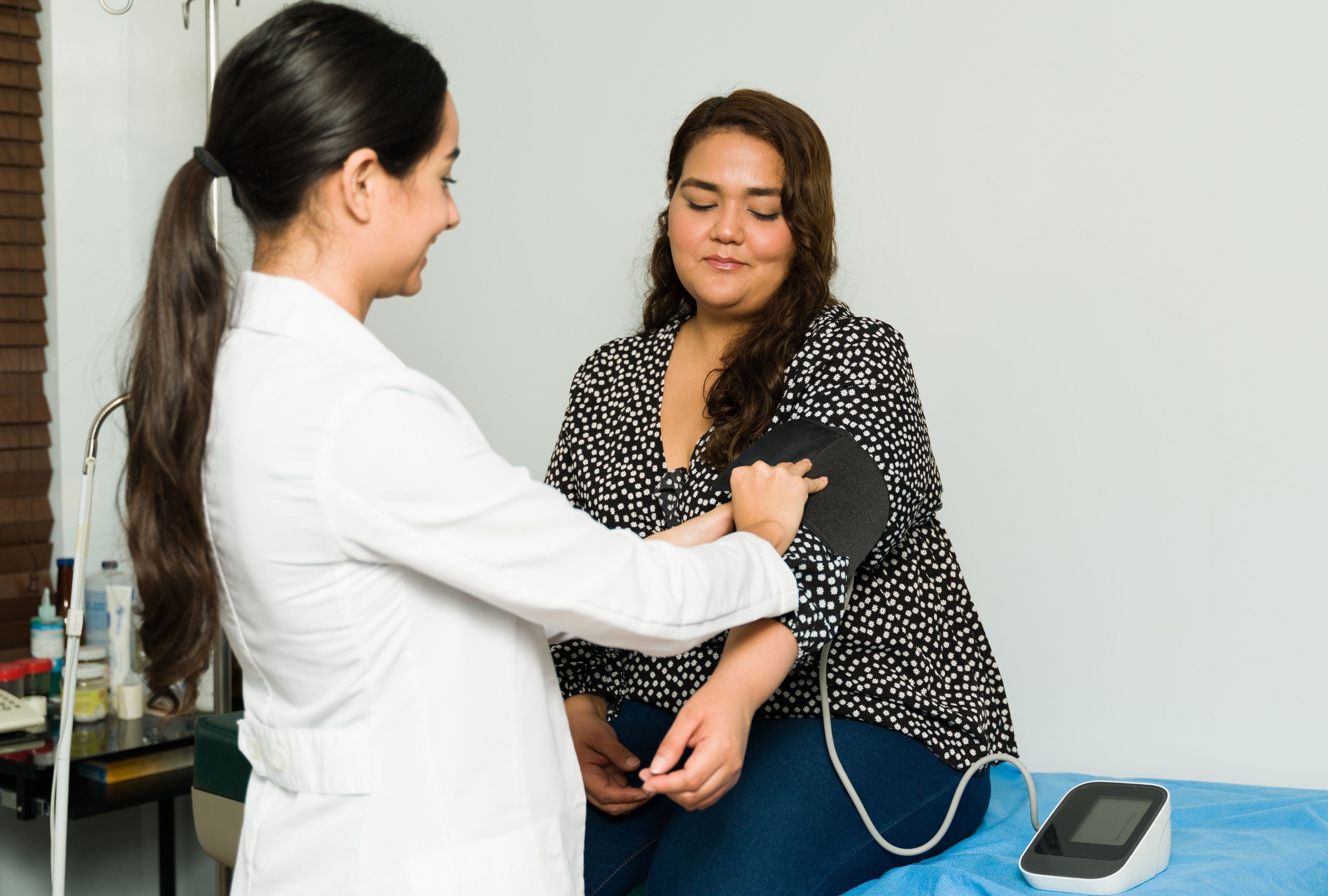Tener sobrepeso, hipertensión y otra enfermedad como diabetes puede ser un factor de riesgo de demencia de inicio temprano. Y si se es mujer, el riesgo es aún mayor. (Foto: Antonio_Diaz/iStock)